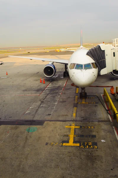 Пристыкованные реактивные самолеты Delta Air Lines — стоковое фото