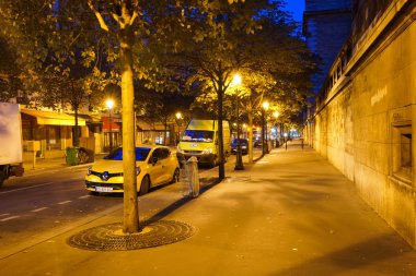 Geceleri Paris Caddesi