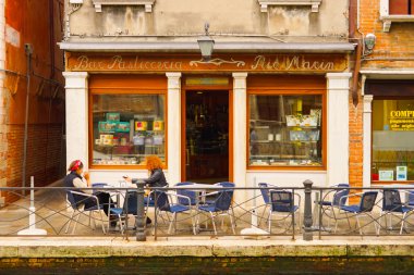 Venedik sokaklarda insanlar