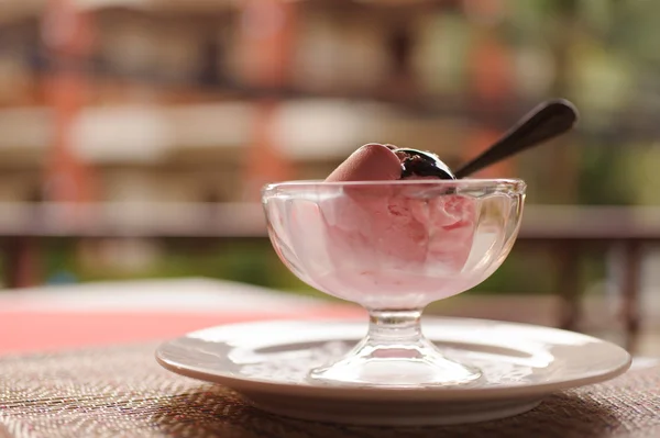 Creamy strawberry ice-cream — Stock Photo, Image