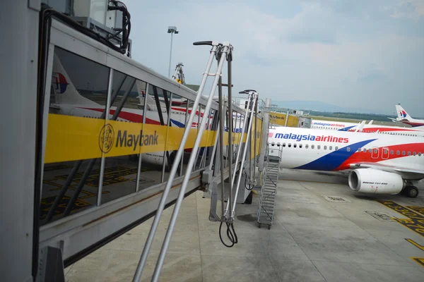 Docked jet aircraft — Stock Photo, Image