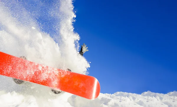 Jonge man op snowboard — Stockfoto