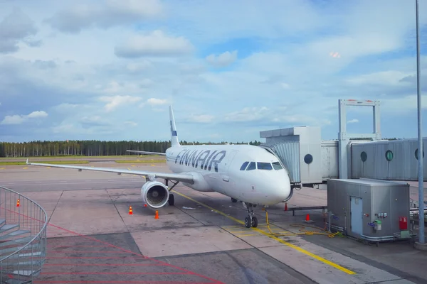 Aeronave Finnair acoplada — Fotografia de Stock