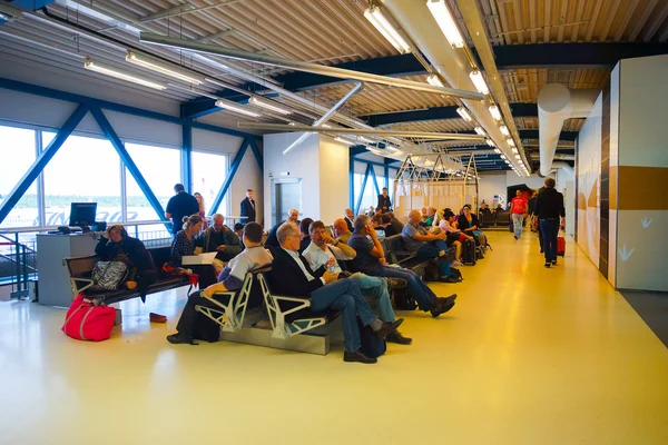 Passeggeri in Helsinki Aeroporto — Foto Stock