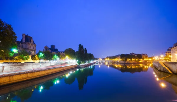 Éjszaka Párizsban a Szajna folyón — Stock Fotó