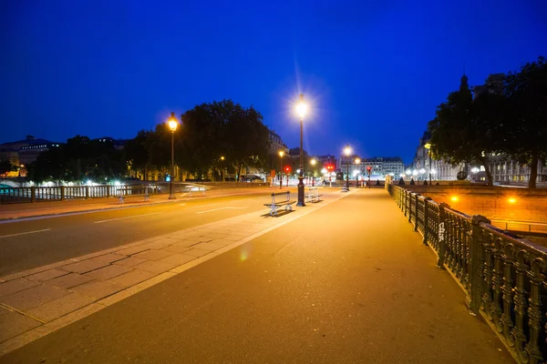 Paris rua à noite — Fotografia de Stock