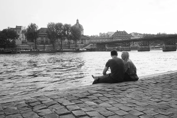 Le persone riposano vicino al fiume Senna — Foto Stock