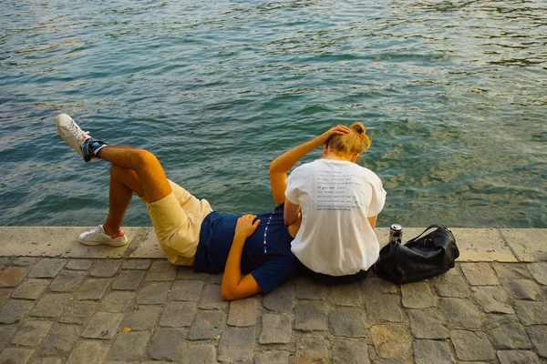 Люди, які відпочивають біля Сени — стокове фото