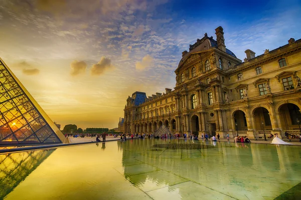 People at Louvre Palace — Stock Photo, Image