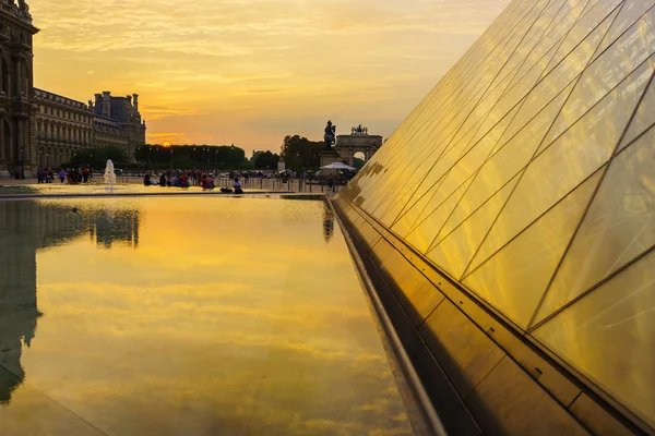 Gente en el Palacio del Louvre — Foto de Stock