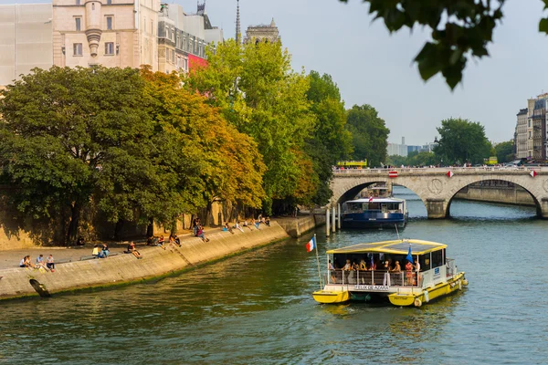 People near Seine river — Zdjęcie stockowe