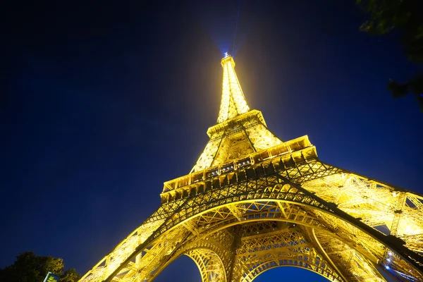 Torre Eiffel por la noche —  Fotos de Stock