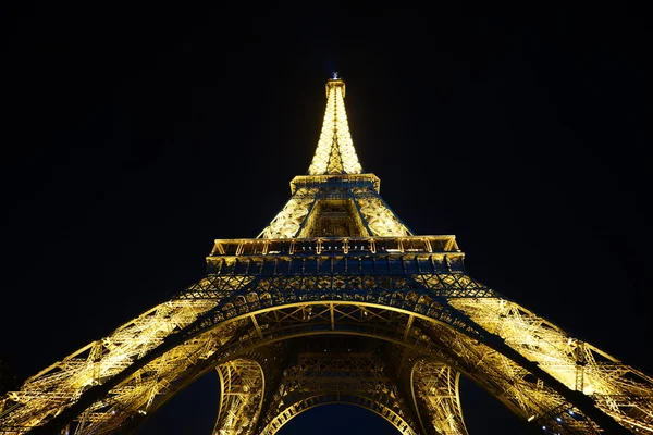 Eiffelturm bei Nacht — Stockfoto