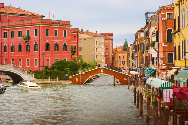 Båtar på Venedig canal — Stockfoto