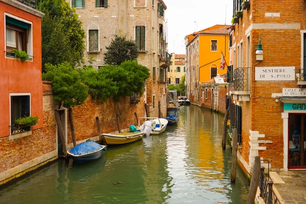 Barcos en el canal de Venecia — Foto de Stock