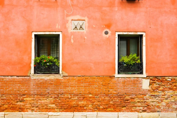 Building with red wall — Stok fotoğraf