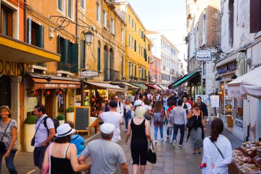 insanlar Venedik sokaklarında yürüyüş