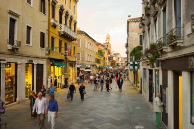 insanlar Venedik sokaklarında yürüyüş