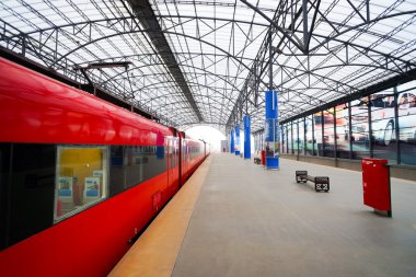 aeroexpress kırmızı tren