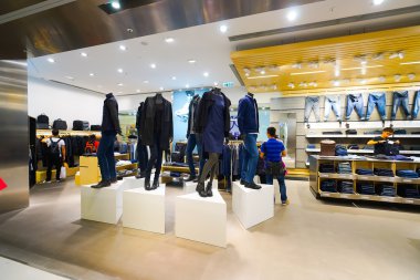 customers in Hong Kong shop