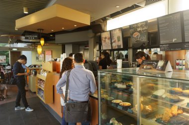 Starbucks Cafe ziyaret edenler