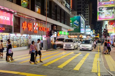 Mong Kok alan insanlarla dolu