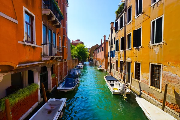 Лодки на Венецианском канале — стоковое фото
