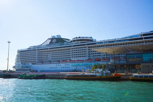 Cruise liner  in Venice — Stok fotoğraf