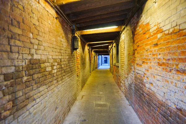 Passageway in building in Venice — Stockfoto