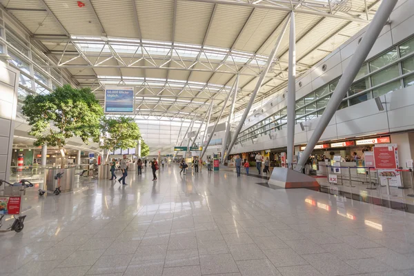 Passagers de l'aéroport de Düsseldorf — Photo