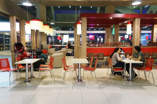 Personnes à la cafétéria à l'aéroport — Photo