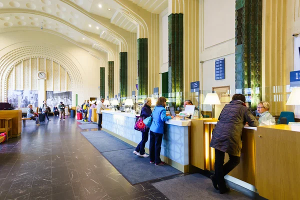 Passeggeri della stazione ferroviaria di Helsinki — Foto Stock