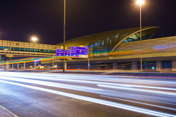 Метро Дубая ночью
