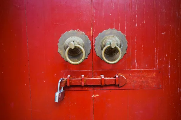 Alte rote chinesische Tür — Stockfoto