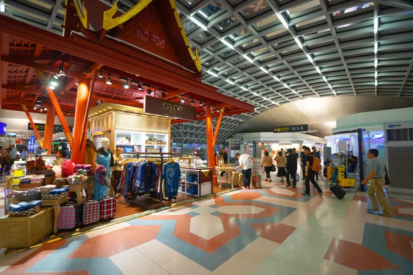 Passengers in Suvarnabhumi Airport interior — Stock Photo, Image