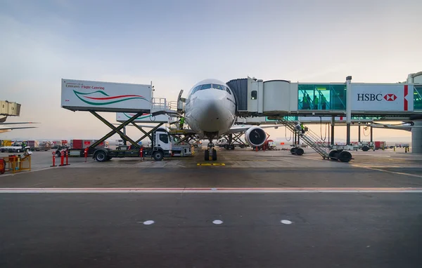 Aviones de reacción acoplados en Aeropuerto de Dubai — Foto de Stock