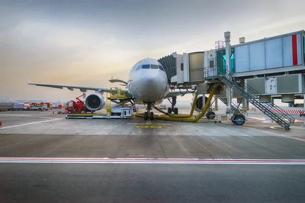 Düsenflugzeug am Flughafen Dubai angedockt — Stockfoto