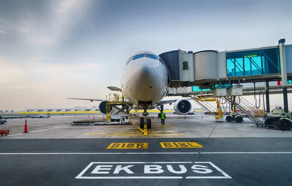 Pesawat jet berlabuh di bandara — Stok Foto