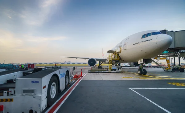 ドバイ空港でのドッキングされたジェット機 — ストック写真