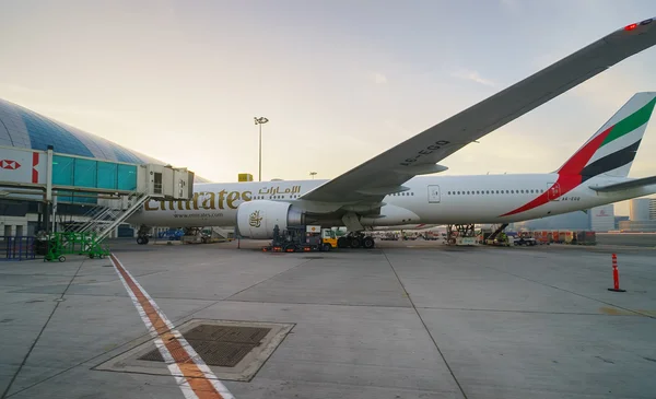 Docked jet aircraft in Dubai airport — Stock Photo, Image