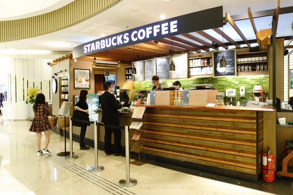 Besucher des Starbucks-Cafés — Stockfoto