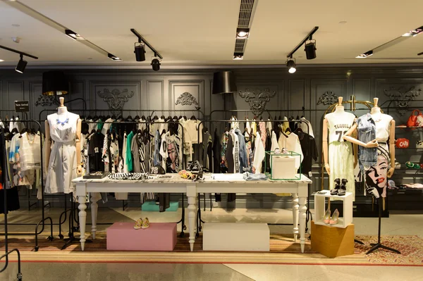 Interior shopping center com manequins — Fotografia de Stock