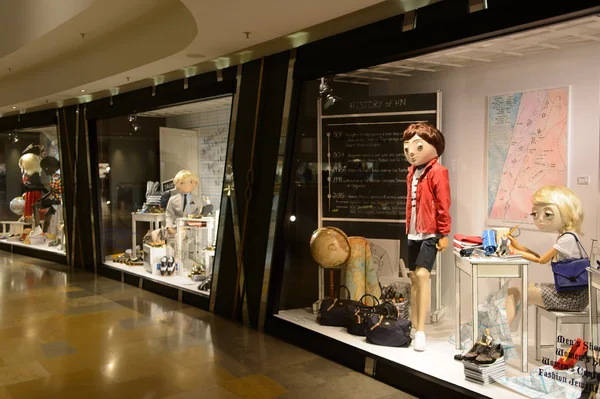 Centre commercial intérieur avec mannequins — Photo