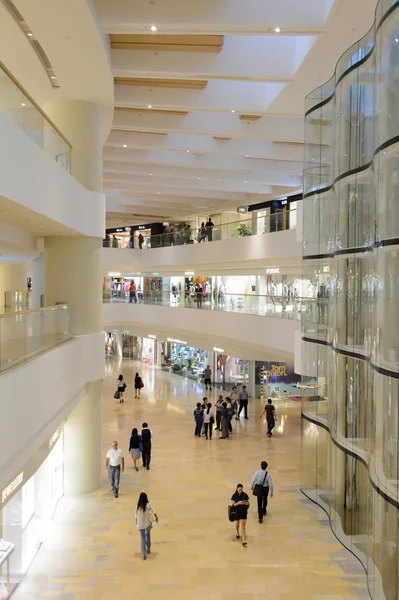 Customers in shopping mall — ストック写真