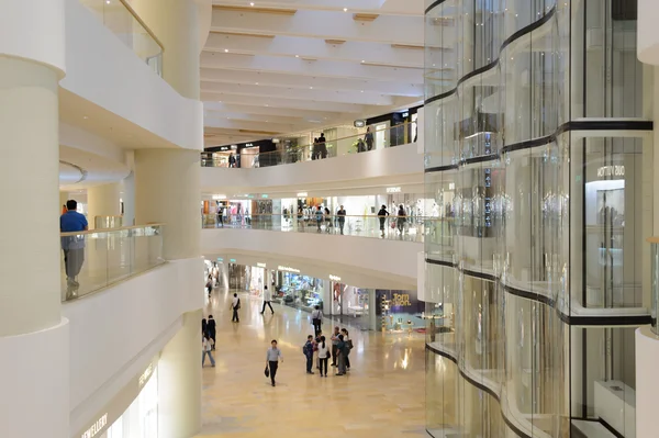 Customers in shopping mall — Zdjęcie stockowe
