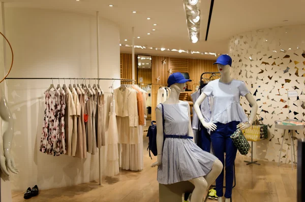 Shopping mall interior with mannequins — Stock Photo, Image