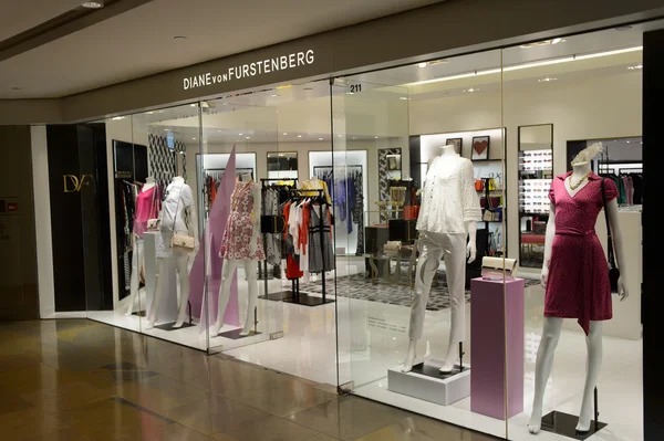 Shopping mall interior with mannequins — Stock fotografie