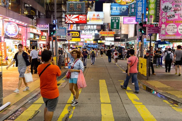 Район Монг Кок полон людей — стоковое фото