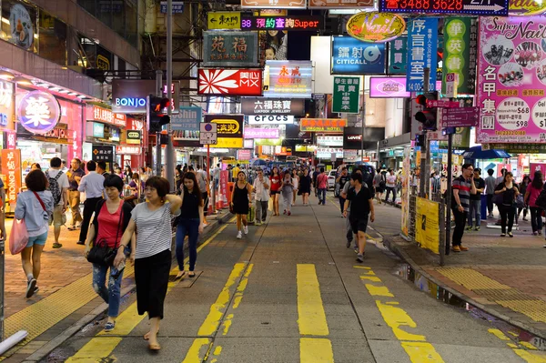 Район Монг Кок полон людей — стоковое фото