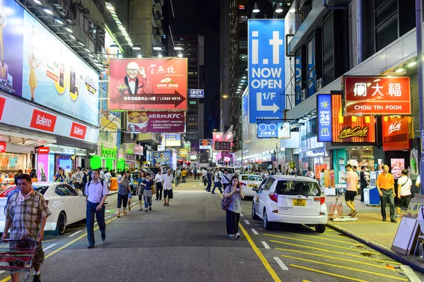Mong Kok wijk vol met mensen — Stockfoto
